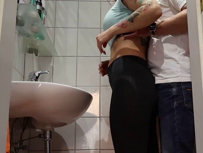 Spontaner geiler Quickie - Er hat mich einfach im Gäste-WC meiner besten Freundin gefi**t