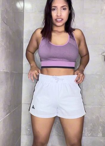 weibliche Verzweiflung und nasse Kleidung