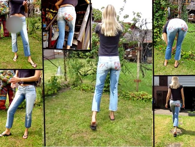 pi** in Vintage-Jeans im Garten