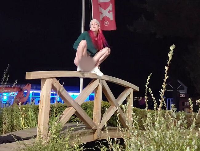 Riskanter geht's wirklich nicht! Outdoor pi**trahl in dein Gesicht...