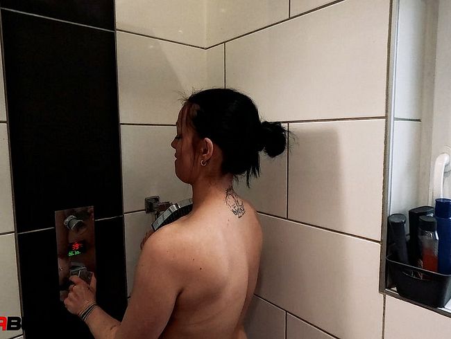 Schau mir zu wie ich meine geile Pu**y für dich Rasiere