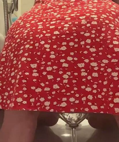 Mein 1. Mal! Ich hocke im roten Kleid über dem Weinglas und pi**e es voll!