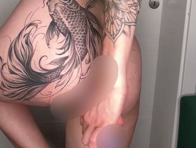 Mit meinem Dragon dil*o erst in die Pu**y, dann in den ars** g*fi**t
