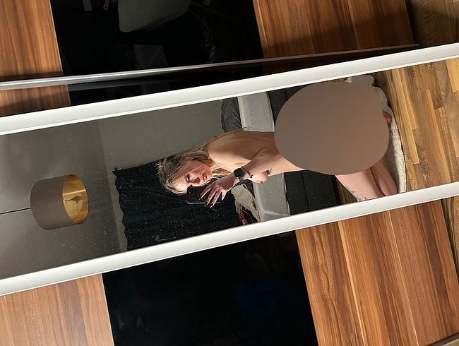 Ich mach meinen Slip schön feucht, mit meinem Toy..