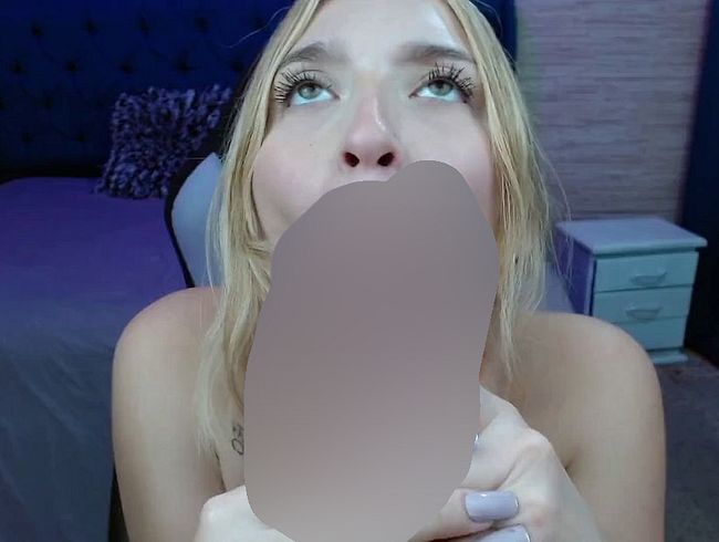 Entdecken Sie den Charme einer Blondine in weißer Spitze bei sanftem Licht