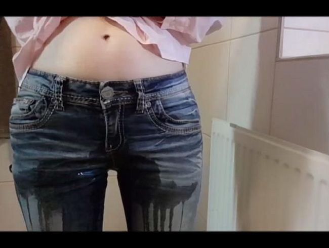 Ich pi**e in meine Jeans ! Hoffentlich haben es die Kollegen nicht gemerkt!