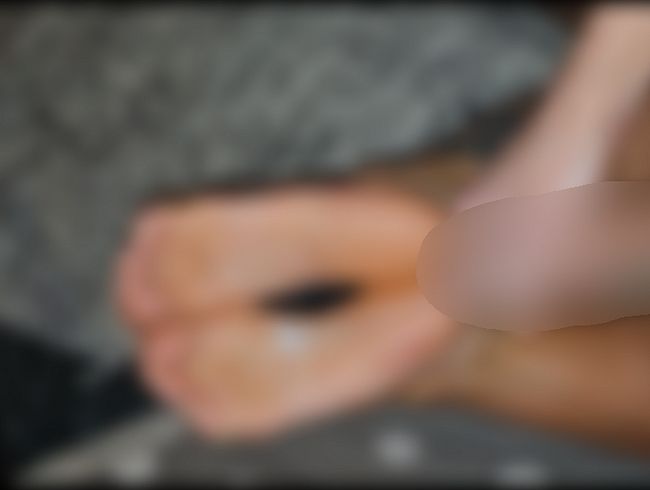 Eine Diva mit Fußfetisch lädt ihren Stiefsohn ins Bett ein.