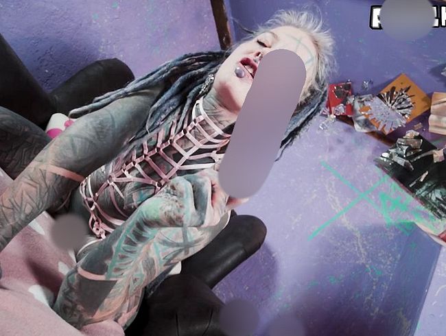 full ana* show - tätowiertes girl spielt mit ihrem p*lo*h - s*xtoys and gapes