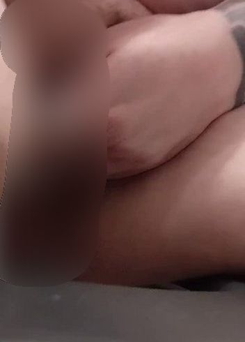 pin**ln mit haariger musc** und Lippen, die für Sie zum Anschauen zur Schau gestellt werden