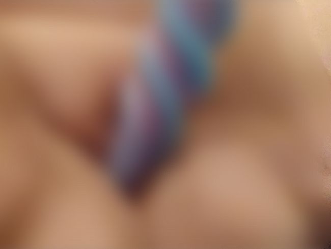 dil*o dick und gedreht, stopfe ihn in meine enge Pu**y rein