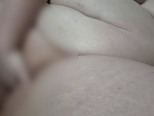 Ich fi*te und fin**r meine geile sa*tfo**e auf dem Sofa