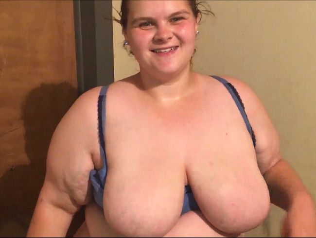 Heiß gekleidete Mutter lut**ht harten schw**z und lässt sich über der Couch in die musc** fi**en