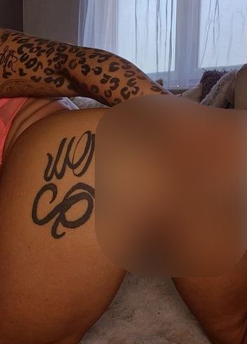 Schön mit dem dil*o in meiner musc**. Gefällt dir mein tätowierer ars** ?