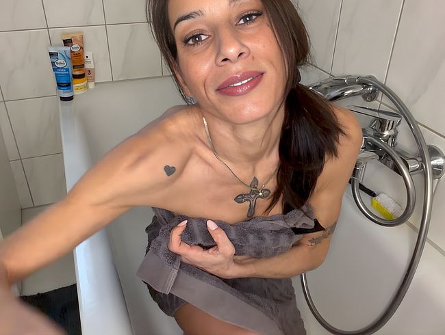 Solo in der Badewanne. Es wurde sehr geil mit Spielzeug