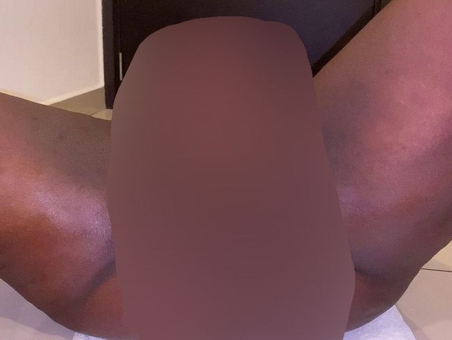 Nackt auf dem Boden, ganz vertieft in meinen dil*o. Verdammt.