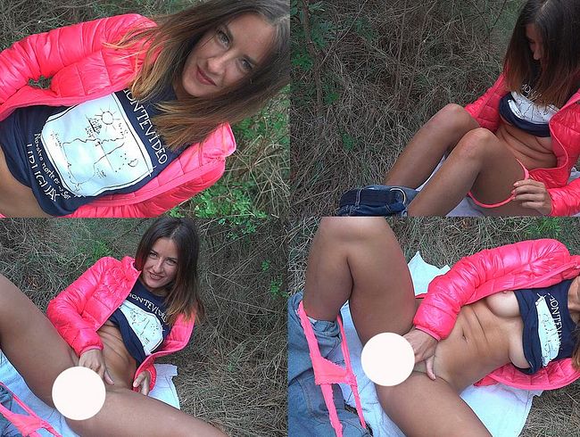 Masturbiere meine musc** im Wald in einer rosa Jacke