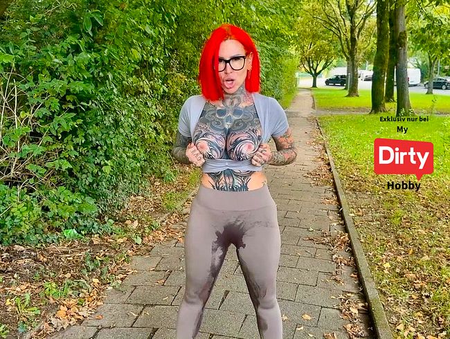 Dreckige pi**-Schlampe! Publik XXL Flut in die Leggins