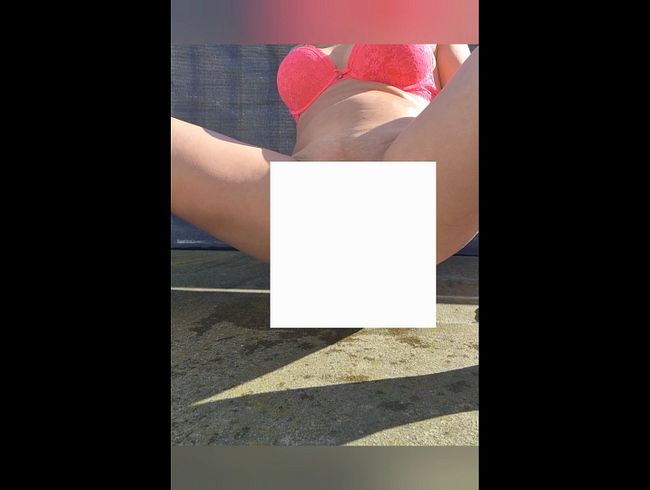 Geiler heisser Squirt auf dem Balkon. Ich habe mich selbst angespri**t ;)