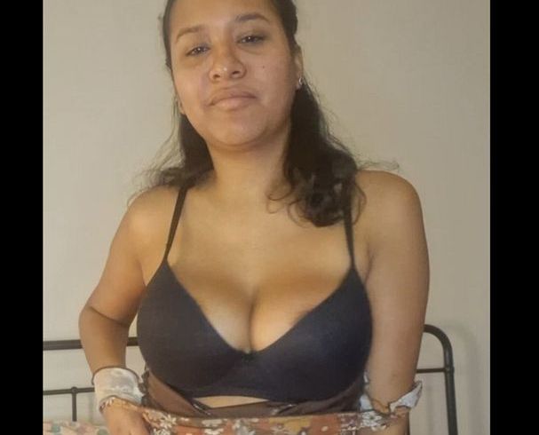 Willst du mit meiner Pu**y spielen? Sie ist schon feucht.