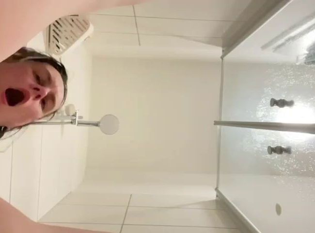 ana*er dil*oritt in der Dusche mit lautem Stöhnen