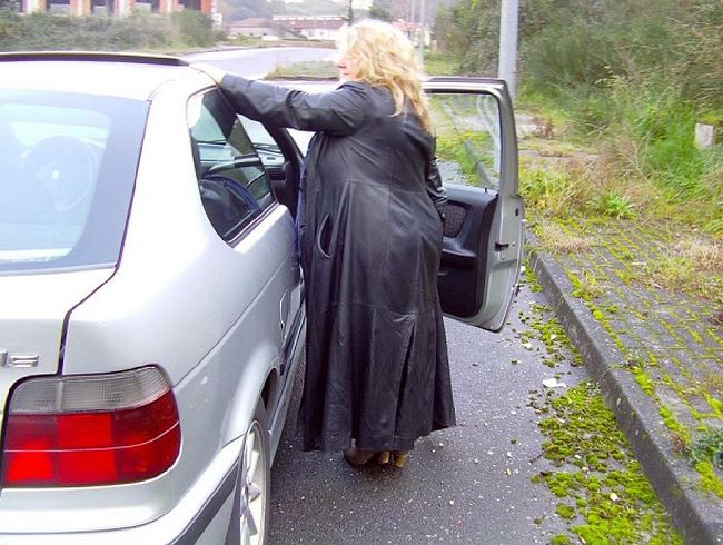 Geil pi*i Öffentlich in Leder-Mantel.)