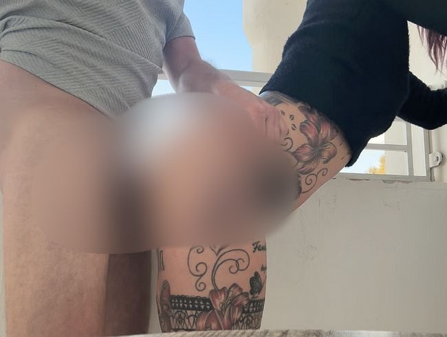 Publik auf dem Balkon. Immer wieder kommt der Zimmernachbar vorbei und will mich fi**en!!