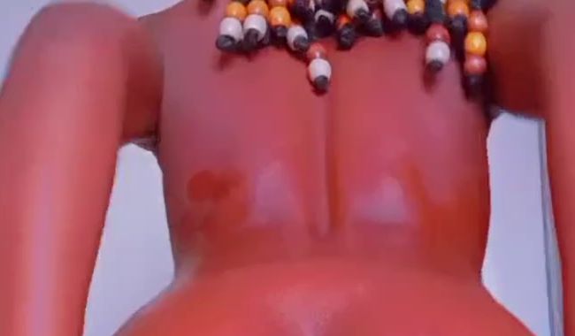 Geölte Ebony-ars** bereit für deinen schw**z - Spreize mich und fi** mich hart"