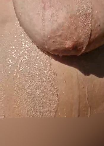 Schön das Wasser über meine ti*ten laufen lassen.