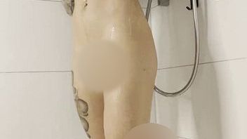 Heißer Feierabend unter der Dusche