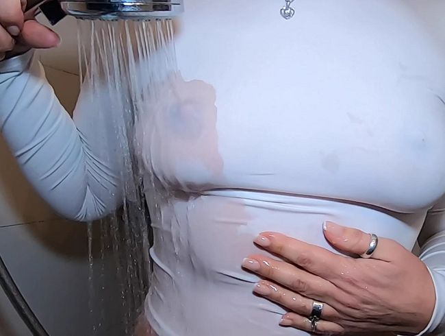 Mit weißem T Shirt geduscht