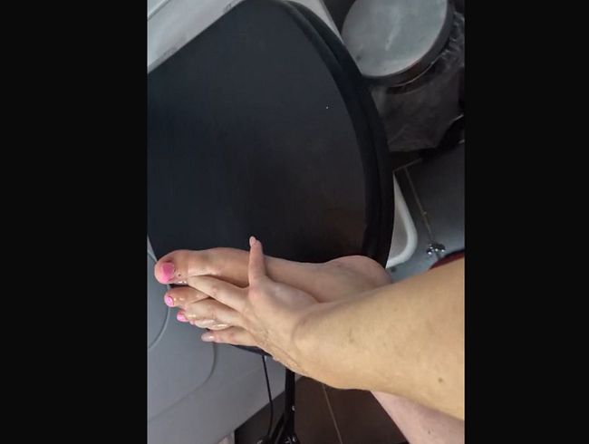 Mein Füße geil ölen und für weiter Aktion bereit machen.