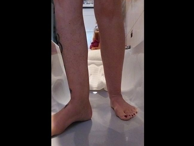 pi**en, in die Badewanne, natürlich nackt!