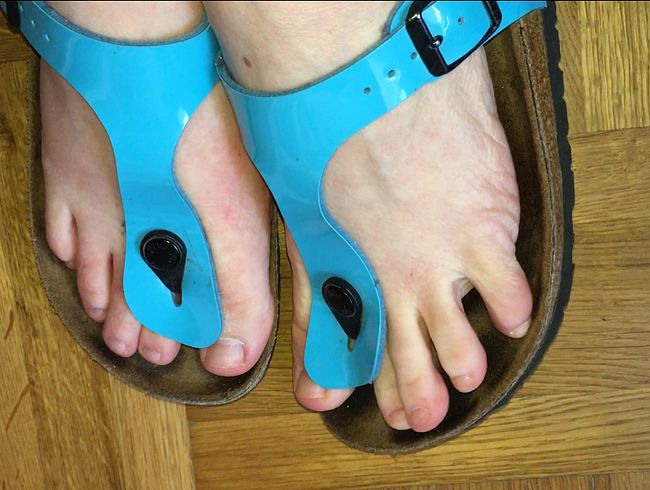 Die geilen blauen Hausschuhe mit tapsy Füßchen