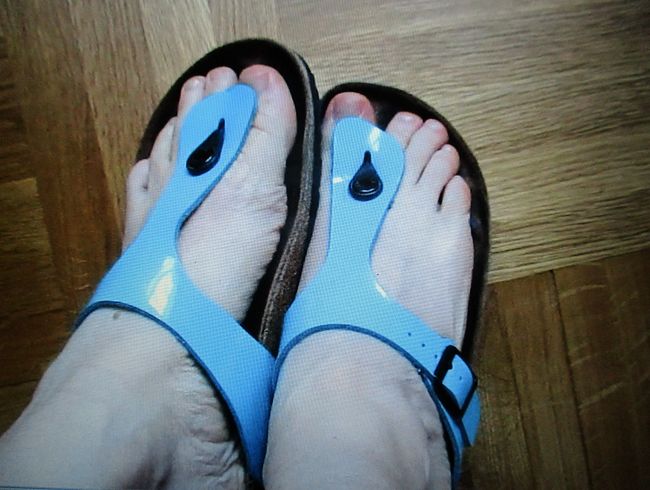 Süße Füßchen in den blauen Hausschuhen