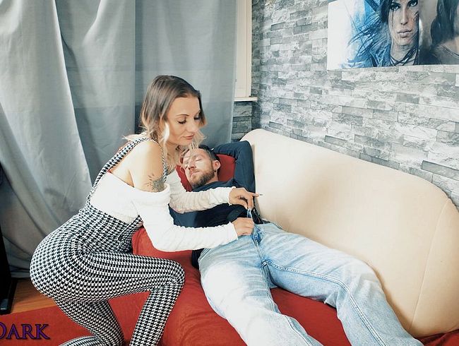 Wieder auf der Couch eingeschlafen? Ich wecke ihn auf meine Art! ?