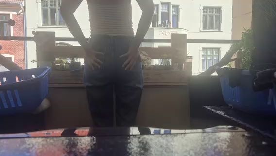Heimliches Ausziehen beim Wäscheaufhängen auf dem Balkon...