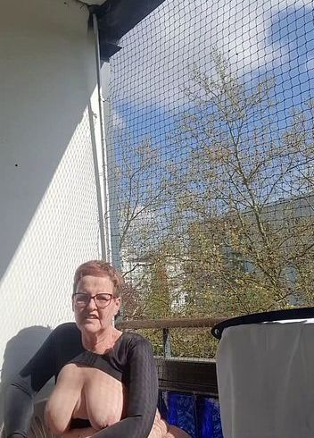 Auf dem Balkon und am Hotelfenster