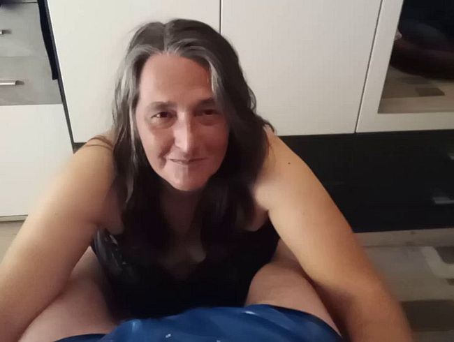 Dicke 53-jährige Deutsche melkt alten schw**z mit der Hand