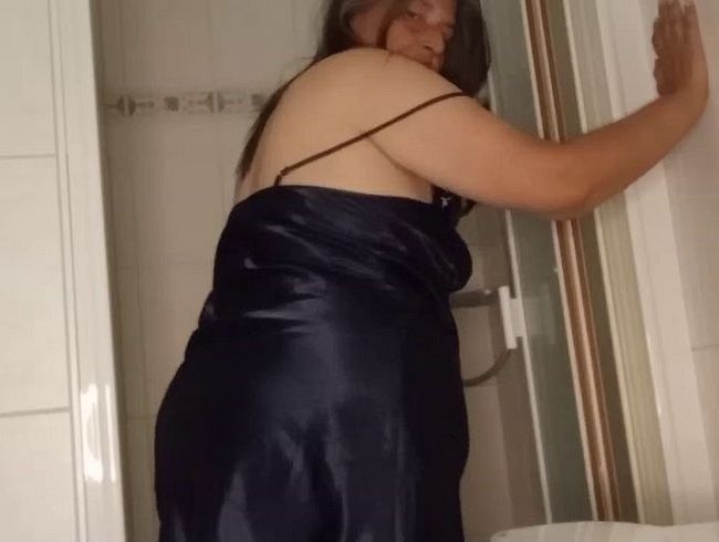 Mein runder Po unter der Dusche, kannst du wegsehen?