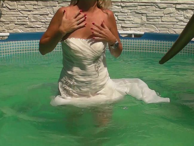 Im Brautkleid und Netzstrumpfhose im Pool