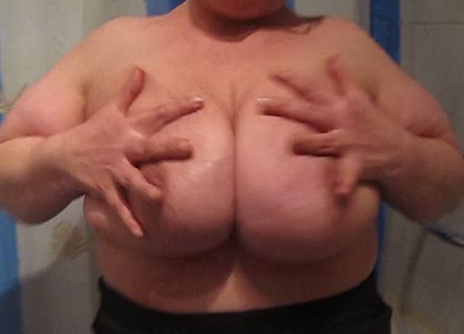 Hier werden mal meine geilen Brüste eingecremt