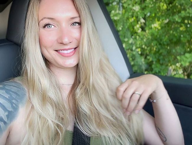 Meine beste Freundin muss warten - vor der Geburtstagsfeier im Auto zum Orgasmus gefin**rt