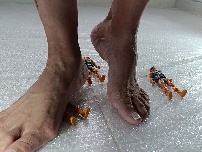 HINTEN SIEHST DU MEINE GROSSEN SOHLEN UND LANGEN GÖTTIN-ZEHE, SIE WOLLEN DARUNTER ANBETEN