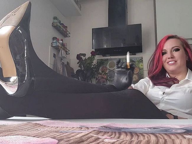 s*xy Lady mit Lederhandschuhen benutzt dich als Aschenbecher