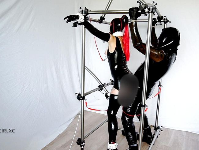 An ein Gestall gebunden, gefess*lt - gnadenlos und benutat, gefi**t!!