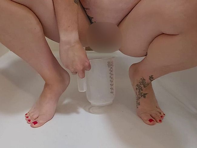 Wie voll schafft Lola es beim ersten mal ? Ich pi**e das erste mal in einen Messbecher !