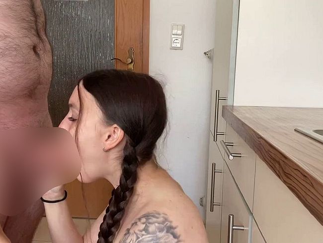 Er nimmt mich dog*y in der Kueche bis ich komme ;)