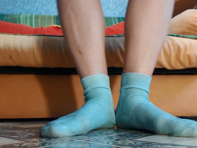 Ich sauer auf die blauen Socken und spielte mit dem Urin ....