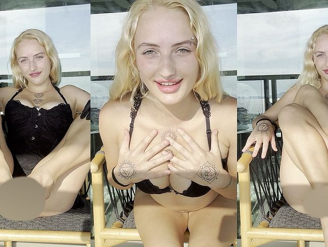 Balkon Dessous ausgezogen und mit den fin**rn bis zum Orgasmus gefin**rt