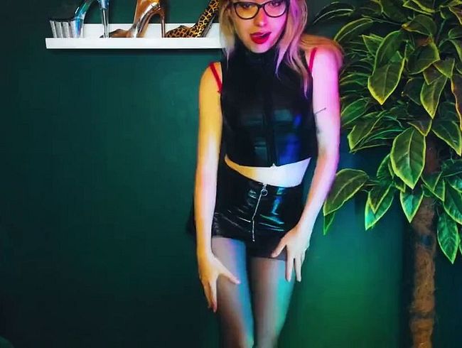 Heidi neckt in Leder